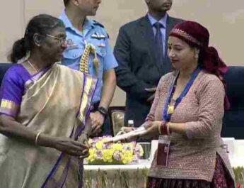 स्वच्छता के क्षेत्र में उत्कृष्ट प्रदर्शन के लिए उत्तराखंड की निकिता और कविता को राष्ट्रपति ने किया सम्मानित 3 Hello Uttarakhand News »