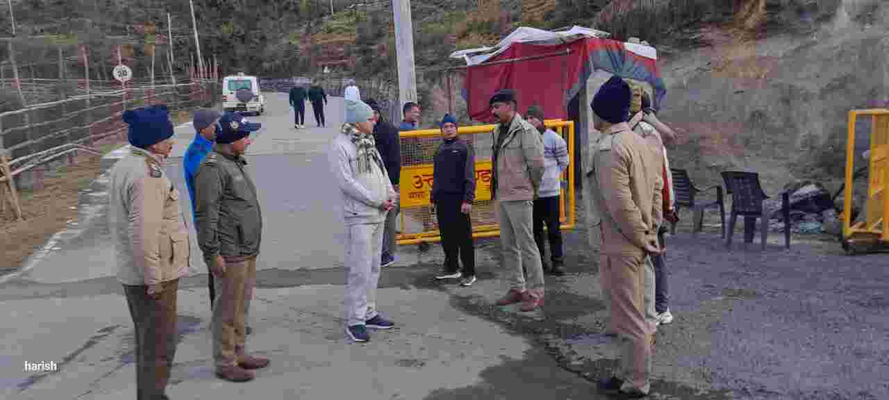मुख्यमंत्री पुष्कर सिंह धामी ने प्रातः भ्रमण के दौरान विधानसभा परिसर भराड़ीसैंण के मुख्य मार्ग पर सफाई कर रहे स्वछता कर्मियों से बातचीत कर उनका जाना हाल-चाल 2 Hello Uttarakhand News »
