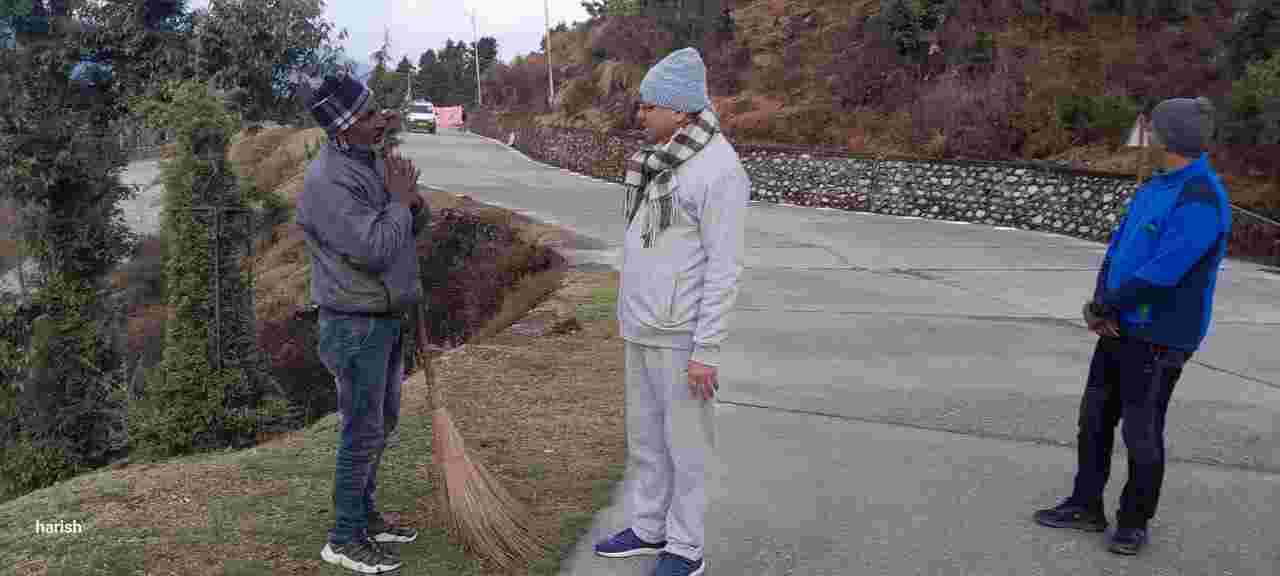मुख्यमंत्री पुष्कर सिंह धामी ने प्रातः भ्रमण के दौरान विधानसभा परिसर भराड़ीसैंण के मुख्य मार्ग पर सफाई कर रहे स्वछता कर्मियों से बातचीत कर उनका जाना हाल-चाल 4 Hello Uttarakhand News »