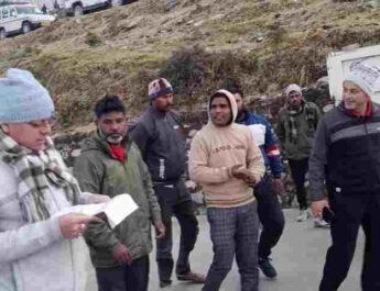 मुख्यमंत्री पुष्कर सिंह धामी ने प्रातः भ्रमण के दौरान विधानसभा परिसर भराड़ीसैंण के मुख्य मार्ग पर सफाई कर रहे स्वछता कर्मियों से बातचीत कर उनका जाना हाल-चाल 3 Hello Uttarakhand News »