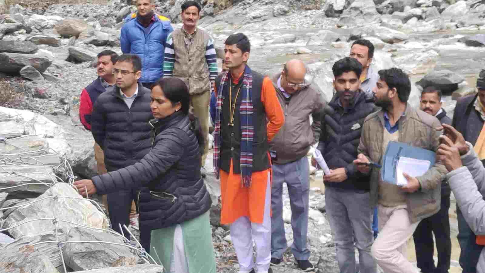 Pithoragarh: जिलाधिकारी रीना जोशी ने जनपद की तहसील तेजम के अंतर्गत आपदा के तहत हुए सुरक्षात्मक कार्य तटबन्ध, पुलिया व पुश्ता आदि र्निर्माण कार्यों का लिया जायजा, दिए ये निर्देश 2 Hello Uttarakhand News »