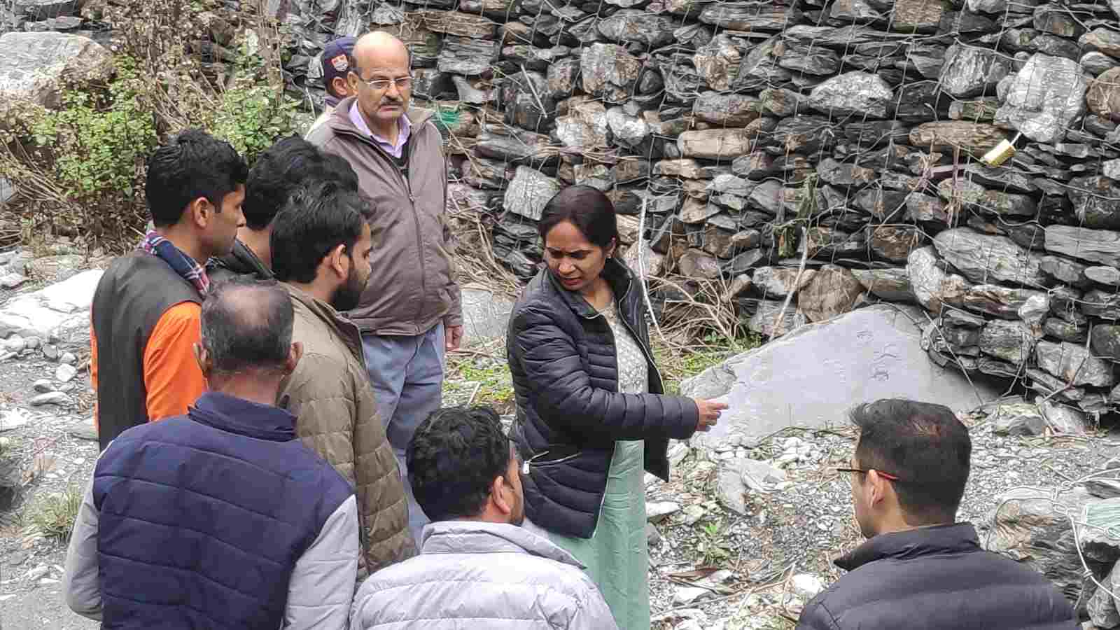 Pithoragarh: जिलाधिकारी रीना जोशी ने जनपद की तहसील तेजम के अंतर्गत आपदा के तहत हुए सुरक्षात्मक कार्य तटबन्ध, पुलिया व पुश्ता आदि र्निर्माण कार्यों का लिया जायजा, दिए ये निर्देश 3 Hello Uttarakhand News »