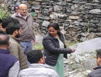 Pithoragarh: जिलाधिकारी रीना जोशी ने जनपद की तहसील तेजम के अंतर्गत आपदा के तहत हुए सुरक्षात्मक कार्य तटबन्ध, पुलिया व पुश्ता आदि र्निर्माण कार्यों का लिया जायजा, दिए ये निर्देश 3 Hello Uttarakhand News »