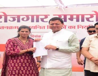 Uttarakhand: मुख्यमंत्री पुष्कर सिंह धामी व शिक्षा मंत्री डॉ. धन सिंह रावत ने शिक्षा निदेशालय में सहायक अध्यापक भर्ती प्रक्रिया के द्वितीय चरण में कुल 129 सहायक अध्यापकों (एल.टी.) को दिया नियुक्ति पत्र 2 Hello Uttarakhand News »