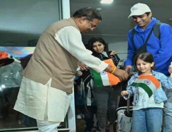 Operation Ajay: इज़राइल से भारतियों की सुरिक्षत वापसी, उत्तराखंड के दस नागरिकों को उत्तराखंड सरकार के प्रतिनिधि द्वारा एयरपोर्ट पर किया गया रिसीव 7 Hello Uttarakhand News »