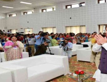 उत्तराखंड: मुख्यमंत्री ने प्रदेश की 167 आंगनबाड़ी एवं मिनी आंगनवाड़ी कार्यकर्तियों को सुपरवाइजर के पद पर नियुक्त होने पर नियुक्ति पत्र किए वितरित, नंदा गौरा योजना एवं मुख्यमंत्री महालक्ष्मी किट योजना के ऑनलाइन पोर्टल का किया शुभांरभ 2 Hello Uttarakhand News »