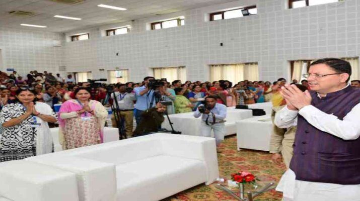 उत्तराखंड: मुख्यमंत्री ने प्रदेश की 167 आंगनबाड़ी एवं मिनी आंगनवाड़ी कार्यकर्तियों को सुपरवाइजर के पद पर नियुक्त होने पर नियुक्ति पत्र किए वितरित, नंदा गौरा योजना एवं मुख्यमंत्री महालक्ष्मी किट योजना के ऑनलाइन पोर्टल का किया शुभांरभ 1 Hello Uttarakhand News »
