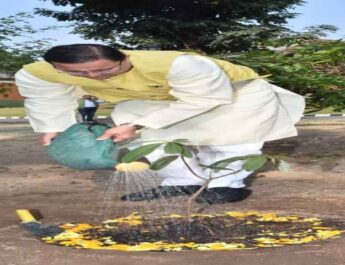 मुख्यमंत्री पुष्कर सिंह धामी ने मुख्यमंत्री आवास परिसर में राजकीय वृक्ष बुरांश के पौधे का किया रोपण, पहली बार मुख्यमंत्री आवास परिसर में बुरांश के पौधे का किया गया रोपण 5 Hello Uttarakhand News »