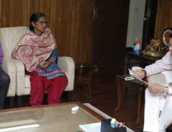 मुख्यमंत्री पुष्कर सिंह धामी ने नई दिल्ली स्थित उत्तराखण्ड सदन में छावला केस की पीड़िता के माता-पिता से की मुलाकात , कहा - उत्तराखण्ड की बेटी को न्याय दिलाने के लिए राज्य सरकार हर सम्भव कर रही है प्रयास 4 Hello Uttarakhand News »