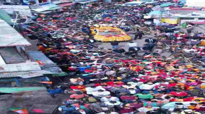 Uttarakhand: गोपेश्वर में मुख्यमंत्री धामी के भव्य रोड शो में उमड़ा जन सैलाब, पुष्प वर्षा से हुआ मुख्यमंत्री का भव्य स्वागत 1 Hello Uttarakhand News »