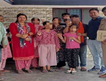 Dehradun: पुलिस का ऑपरेशन स्माइल, लोगो के मायूस चेहरों पर बिखेर रहा मुस्कान, गुमशुदा महिला व उनकी 02 नाबालिग बेटियों को किया परिजनों के सुपुर्द 4 Hello Uttarakhand News »