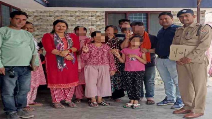 Dehradun: पुलिस का ऑपरेशन स्माइल, लोगो के मायूस चेहरों पर बिखेर रहा मुस्कान, गुमशुदा महिला व उनकी 02 नाबालिग बेटियों को किया परिजनों के सुपुर्द 1 Hello Uttarakhand News »