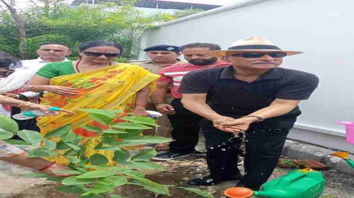 Dehradun: हरेला पर्व के अवसर पर मुख्य सचिव राधा रतूड़ी ने अमलतास (Golden Shower Tree) का किया वृक्षारोपण, सभी प्रदेशवासियों विशेषरूप से युवाओं से हरेला के अवसर पर वृक्षारोपण करने की की अपील 18 Hello Uttarakhand News »