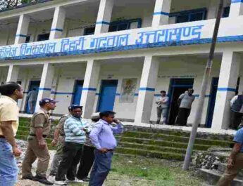 Tehri Garhwal: मुख्यमंत्री ने भिलंगना विकासखंड टिहरी के बाल गंगा एवं बूढ़ाकेदार क्षेत्र में भूस्खलन प्रभावित क्षेत्र में बचाव एवं राहत कार्य संचालित करने के अधिकारियों को दिए निर्देश 2 Hello Uttarakhand News »