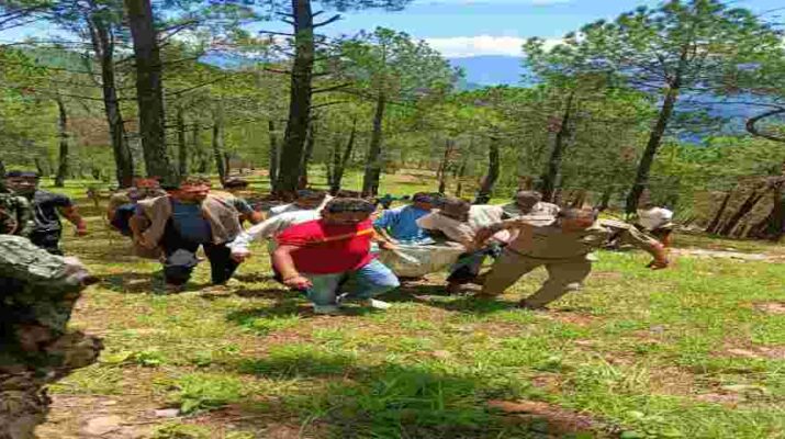 Pithoragarh: 300 मीटर गहरी खाई में गिरी बुजुर्ग महिला के लिए फरिश्ता बनकर सामने आई गंगोलीहाट पुलिस, घायल बुजुर्ग महिला को तुरन्त अस्पताल पहुंचाकर बचाई जान 9 Hello Uttarakhand News »