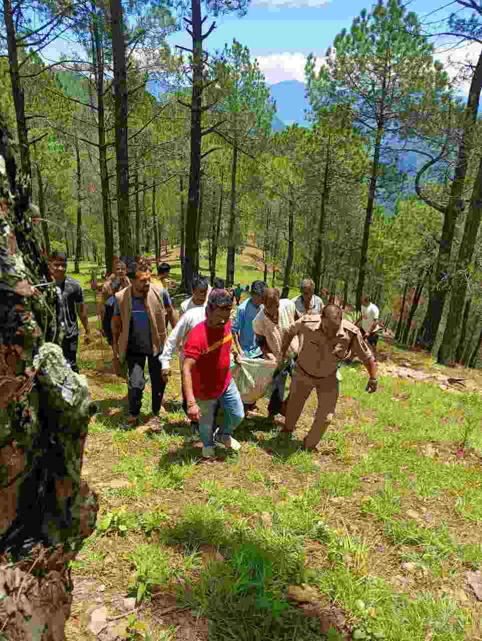 Pithoragarh: 300 मीटर गहरी खाई में गिरी बुजुर्ग महिला के लिए फरिश्ता बनकर सामने आई गंगोलीहाट पुलिस, घायल बुजुर्ग महिला को तुरन्त अस्पताल पहुंचाकर बचाई जान 2 Hello Uttarakhand News »