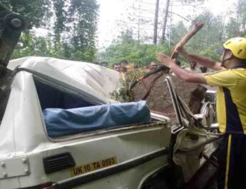 Uttarkashi: दु:खद, यमुनोत्री राष्ट्रीय राजमार्ग पर ओरछा बैन्ड के पास बोल्डर गिरने से क्षतिग्रस्त, चालक की घटनास्थल पर ही मृत्यु, वाहन में तीन लोग थे सवार 4 Hello Uttarakhand News &raquo;