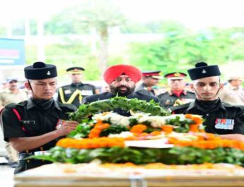 डोडा जम्मू कश्मीर में आतंकवादियों से मुठभेड़ के दौरान शहीद हुए 48 राष्ट्रीय राइफल के कैप्टन दीपक सिंह का पार्थिव शरीर पहुंचा देहरादून, राज्यपाल एवं मुख्यमंत्री ने किए पुष्प चक्र अर्पित, शहीद के पिता से मुलाकात कर बंधाया ढांढस 4 Hello Uttarakhand News »