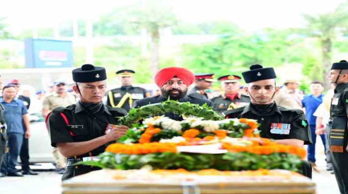 डोडा जम्मू कश्मीर में आतंकवादियों से मुठभेड़ के दौरान शहीद हुए 48 राष्ट्रीय राइफल के कैप्टन दीपक सिंह का पार्थिव शरीर पहुंचा देहरादून, राज्यपाल एवं मुख्यमंत्री ने किए पुष्प चक्र अर्पित, शहीद के पिता से मुलाकात कर बंधाया ढांढस 4 Hello Uttarakhand News »