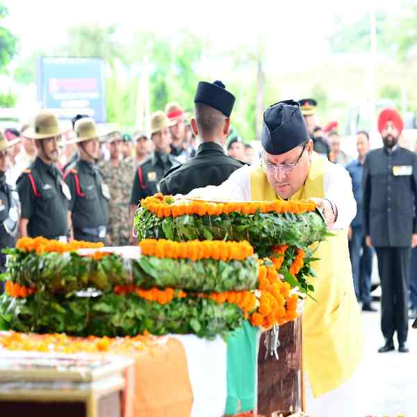 डोडा जम्मू कश्मीर में आतंकवादियों से मुठभेड़ के दौरान शहीद हुए 48 राष्ट्रीय राइफल के कैप्टन दीपक सिंह का पार्थिव शरीर पहुंचा देहरादून, राज्यपाल एवं मुख्यमंत्री ने किए पुष्प चक्र अर्पित, शहीद के पिता से मुलाकात कर बंधाया ढांढस 2 Hello Uttarakhand News »