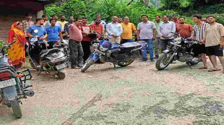 Pithoragarh: अराजक तत्वों द्वारा एक दर्जन से अधिक वाहनों के तोड़े गए शीशे, स्ट्रीट सोलर लाइट की बैटरी व लटेश्वर मन्दिर के दानपात्र से भी की चोरी 7 Hello Uttarakhand News »