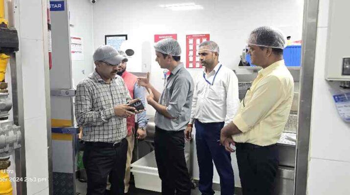 Uttarakhand: देहरादून में नामी खाद्य प्रतिष्ठानों पर छापेमारी, मानकों का पालन न करने पर होगी कार्रवाई: डा. आर. राजेश कुमार आयुक्त खाद्य संरक्षा एवं औषधि प्रशासन 1 Hello Uttarakhand News »