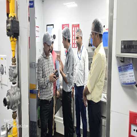 Uttarakhand: देहरादून में नामी खाद्य प्रतिष्ठानों पर छापेमारी, मानकों का पालन न करने पर होगी कार्रवाई: डा. आर. राजेश कुमार आयुक्त खाद्य संरक्षा एवं औषधि प्रशासन 2 Hello Uttarakhand News »