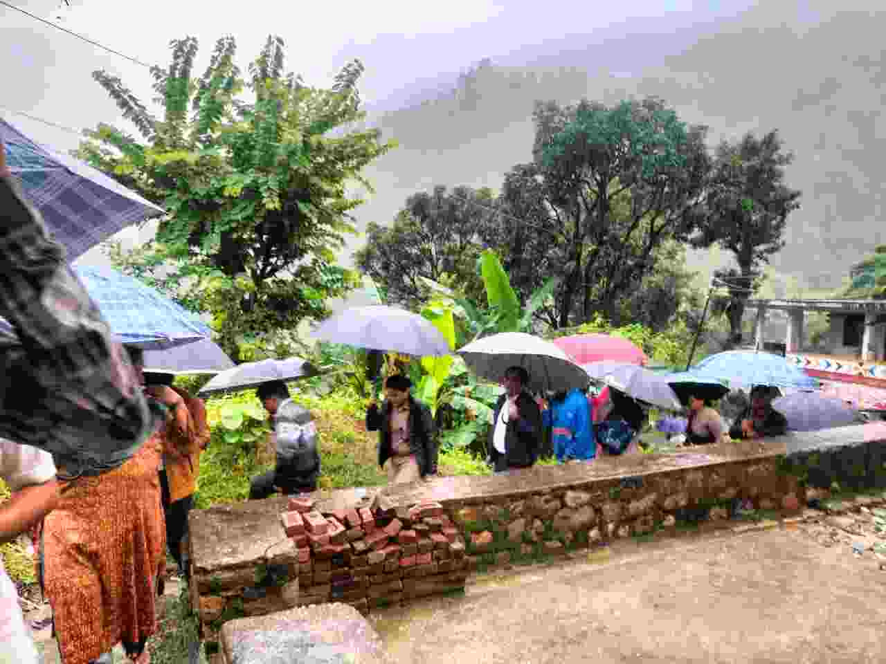 Video: पिथौरागढ़ बेरीनाग विकास खण्ड के मनगढ़ में लगातार हो रही बारिश से छह मकान पूर्ण रूप से मलवे मे तब्दील, आठ मकान खतरे की जद मे 2 Hello Uttarakhand News »