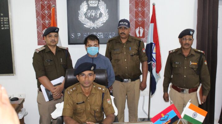 बागेश्वर: सिमगडी पोस्ट ऑफिस में खाताधारकों के धन की धोखाधड़ी करने वाला आरोपी काण्डा पुलिस द्वारा गिरफ्तार, अभियुक्त द्वारा अभी तक लगभग 32 लाख से अधिक धनराशि का किय़ा गया गबन 2 Hello Uttarakhand News »